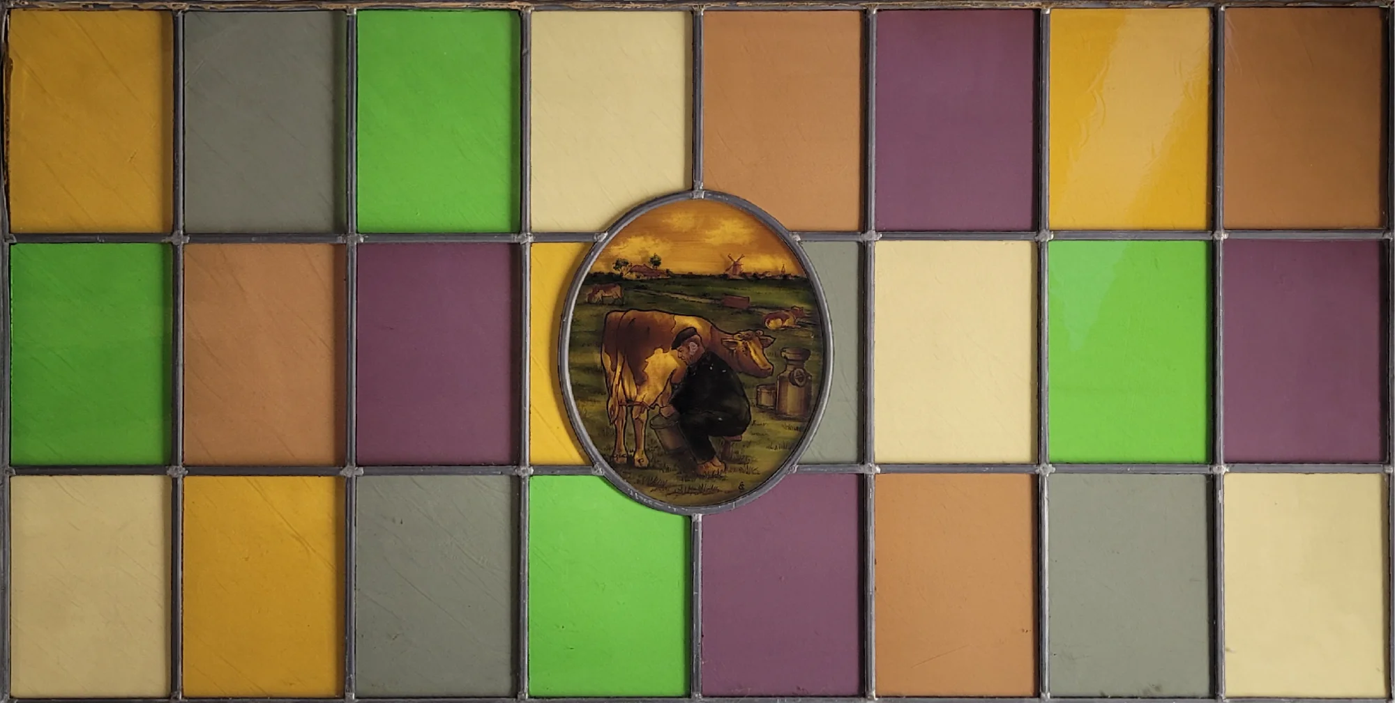 Gekleurd antiekglas met medaillon